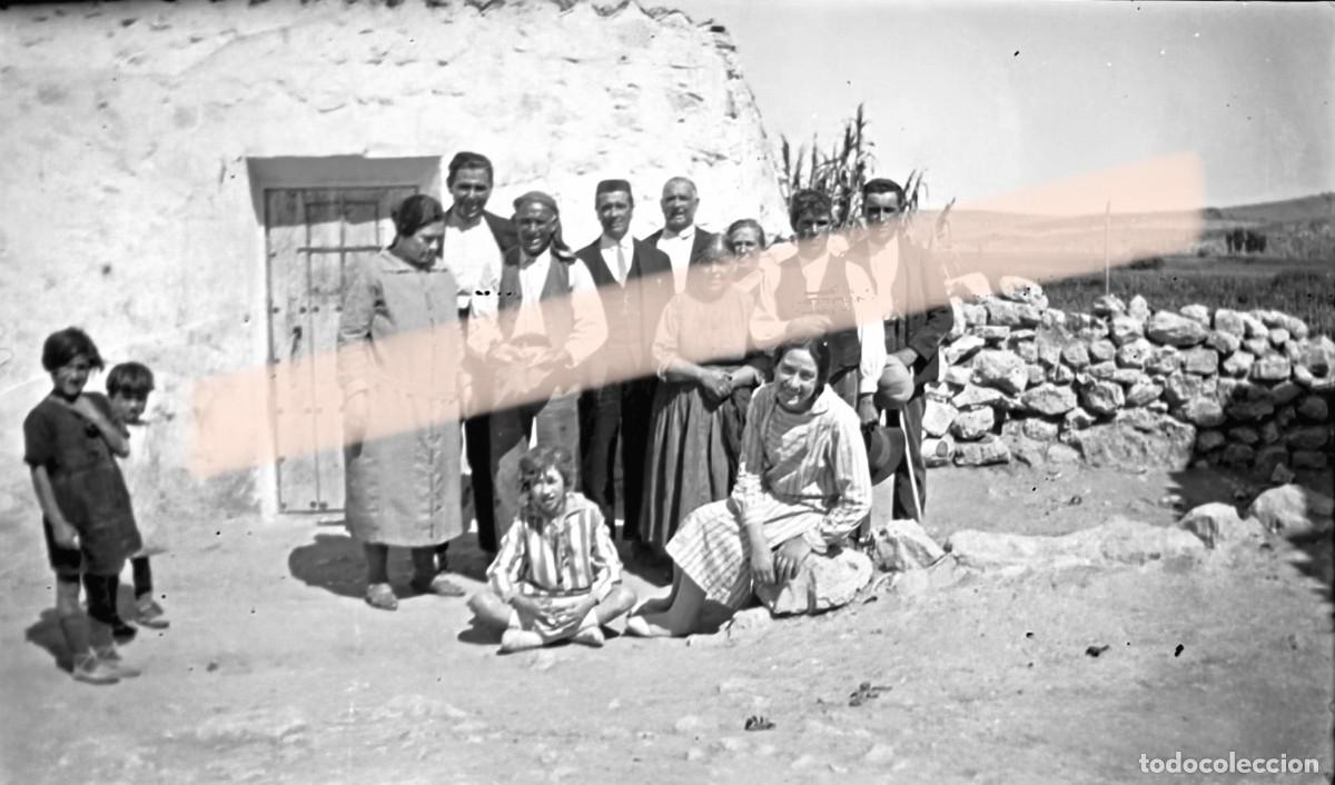 Fotograf&iacute;a antigua: Antiguo negativo de fotograf&iacute;a. Grupo ante una casa de campo. A&ntilde;os 30