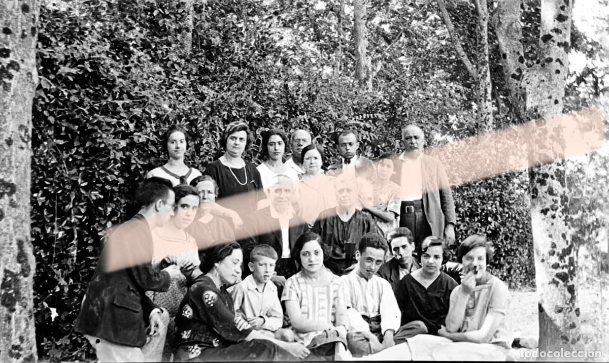 Fotograf&iacute;a antigua: Antiguo negativo de fotograf&iacute;a. Encuentro de vecinos entre la arboleda. A&ntilde;os 30