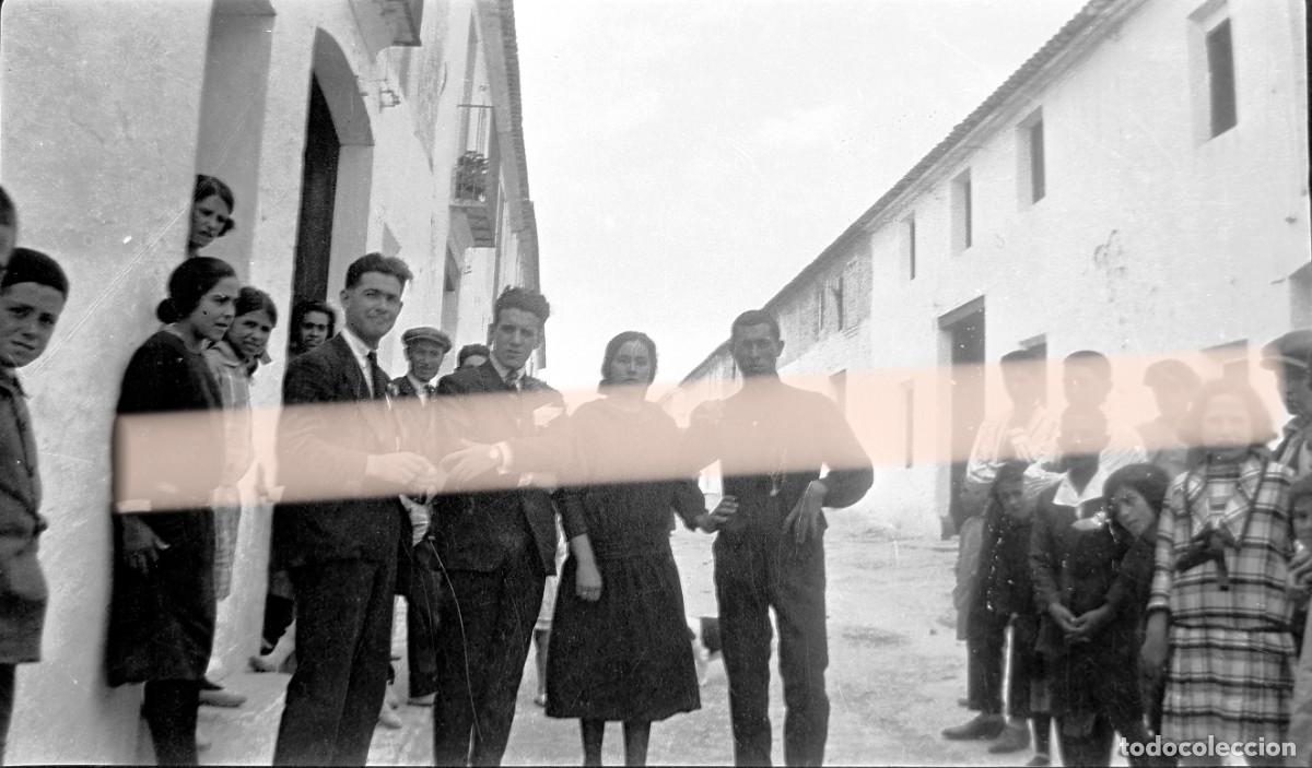 Fotograf&iacute;a antigua: Antiguo negativo de fotograf&iacute;a. Vecinos reunidos en una calle del pueblo. A&ntilde;os 30
