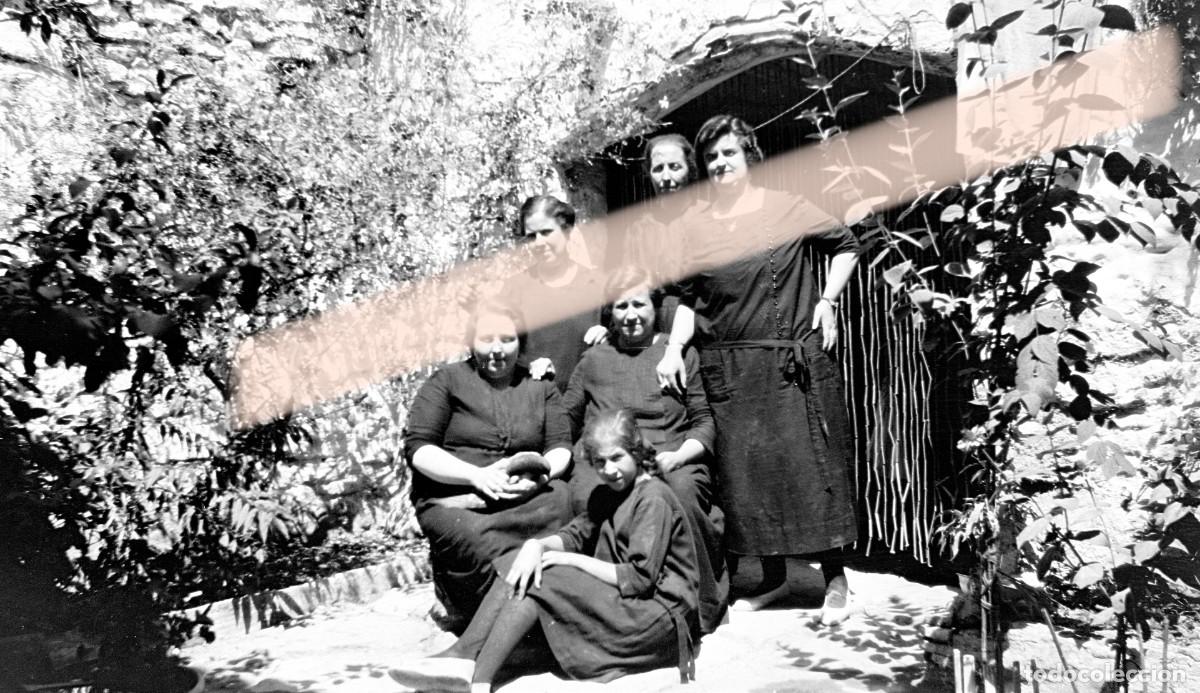 Fotograf&iacute;a antigua: Antiguo negativo de fotograf&iacute;a. Mujeres reunidas en el jard&iacute;n de una casa. A&ntilde;os 30