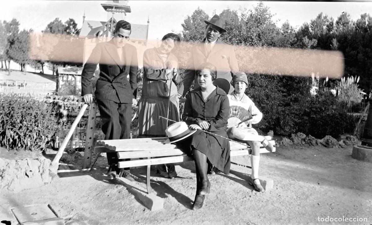 Fotograf&iacute;a antigua: Antiguo negativo de fotograf&iacute;a. Familia reunida en un jard&iacute;n. A&ntilde;os 30