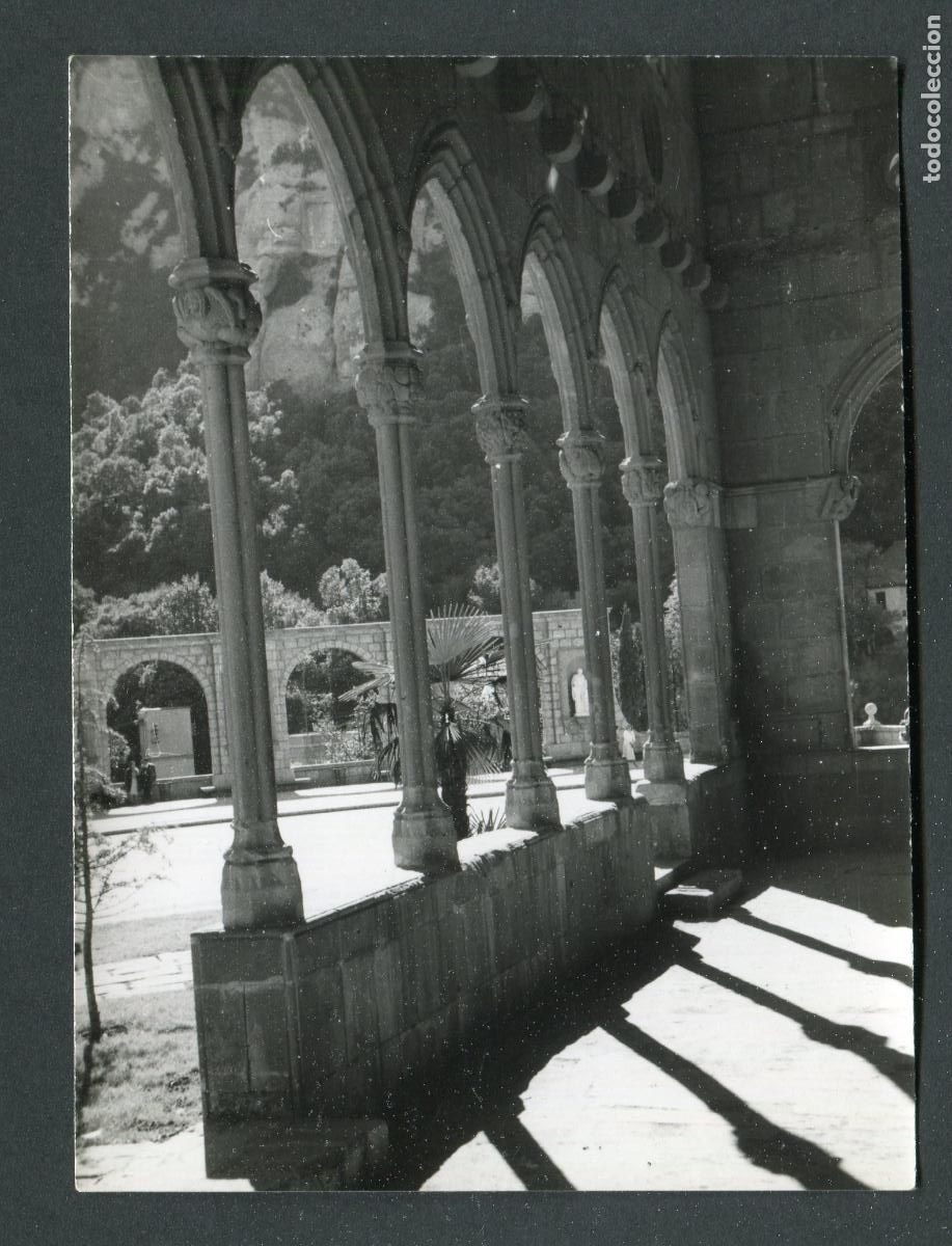 Fotograf&iacute;a antigua: Monserrat. Claustro. D&iacute;a de sol. ca.1950