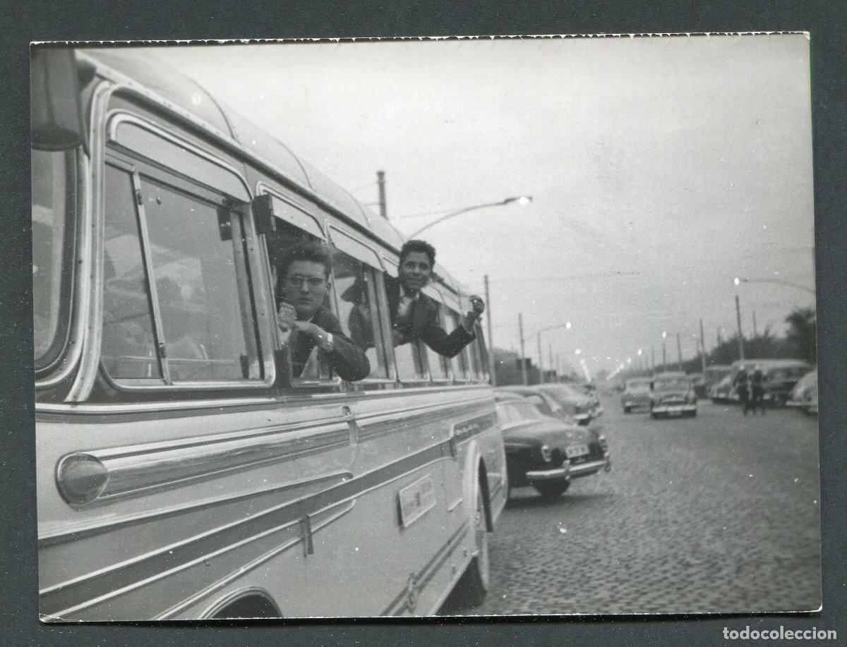 Fotograf&iacute;a antigua: AUTOCAR. Viajeros. Salida de Barcelona. ca.1950