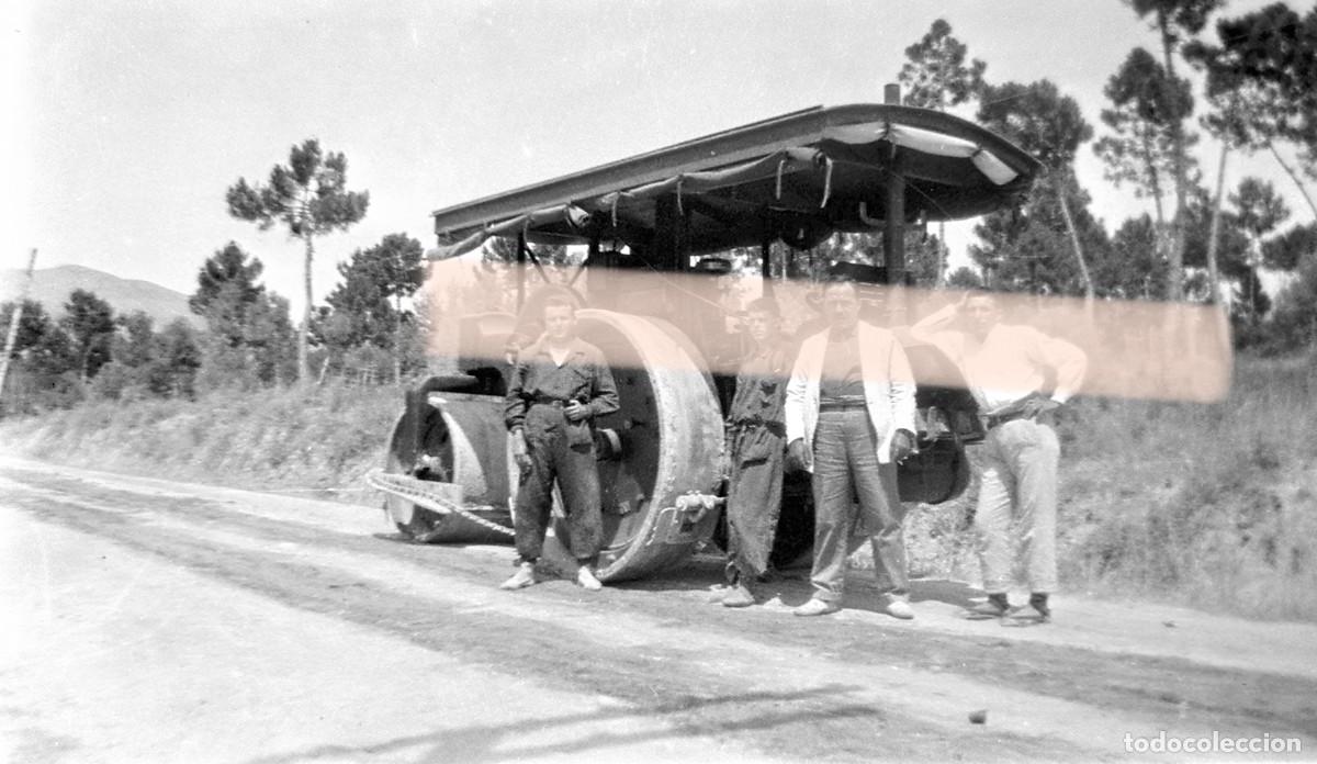Fotograf&iacute;a antigua: Antiguo negativo de fotograf&iacute;a. Trabajadores junto a una apisonadora. A&ntilde;os 40/50