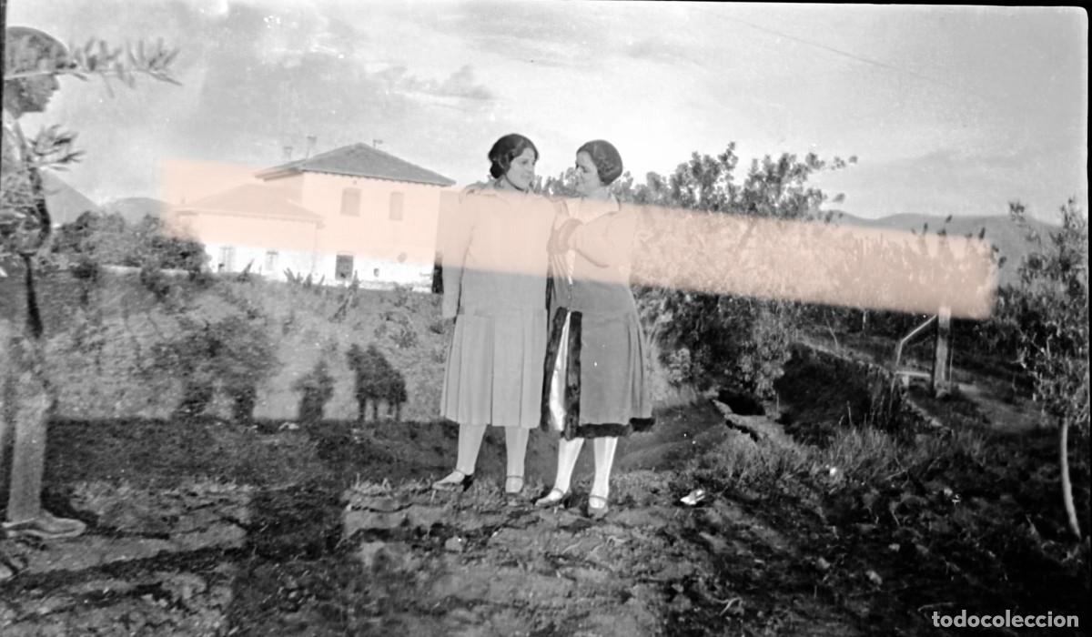 Fotograf&iacute;a antigua: Antiguo negativo de fotograf&iacute;a. Dos mujeres paseando entre huertos y campos de cultivo. A&ntilde;os 30