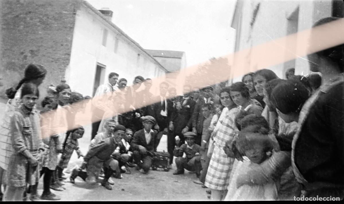 Fotograf&iacute;a antigua: Antiguo negativo de fotograf&iacute;a. Vecinos reunidos durante una celebraci&oacute;n popular en la calle. A&ntilde;os 3