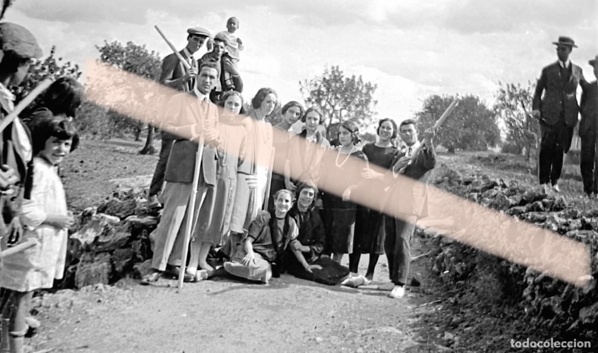 Fotograf&iacute;a antigua: Antiguo negativo de fotograf&iacute;a. Grupo de vecinos reunidos en un camino rural. A&ntilde;os 30