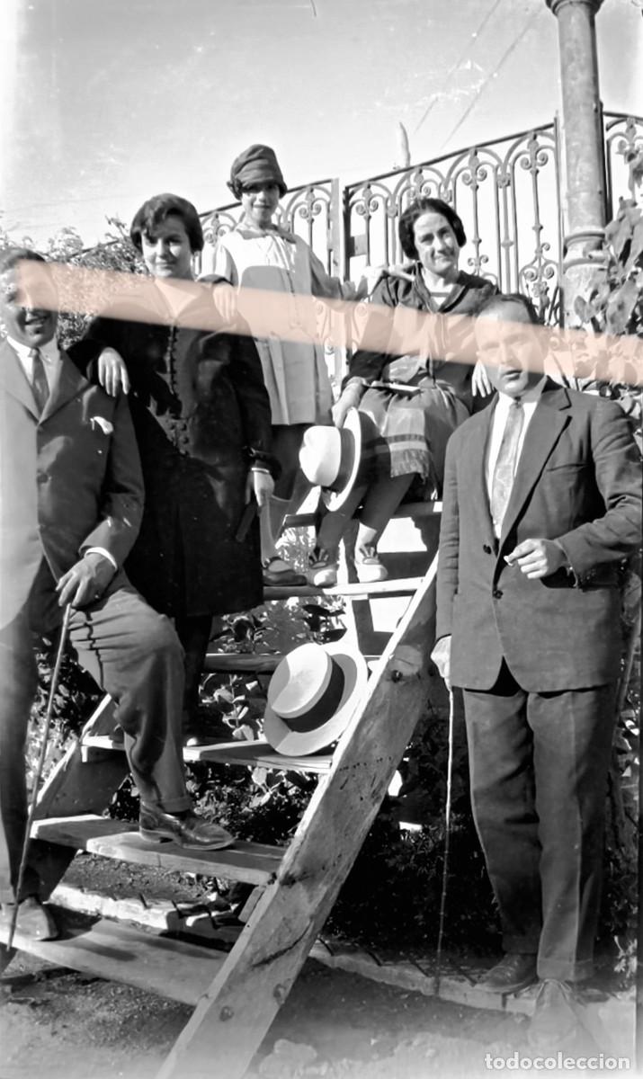 Fotograf&iacute;a antigua: Antiguo negativo de fotograf&iacute;a. Grupo elegante en una escalinata. A&ntilde;os 30
