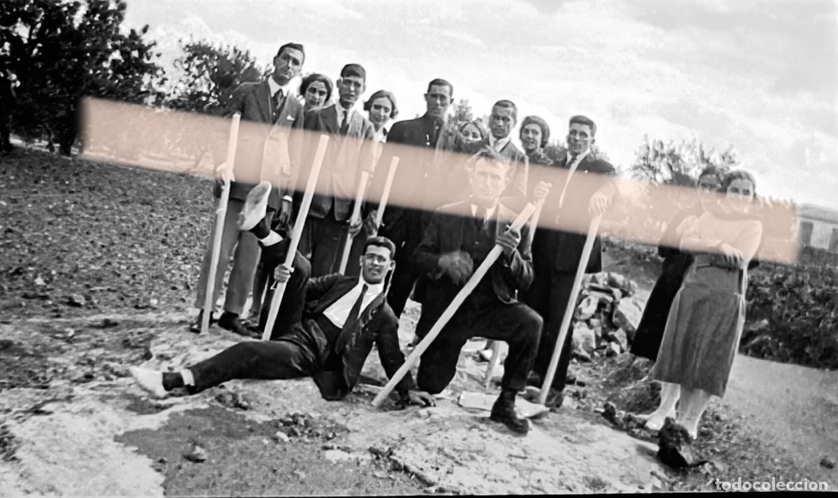 Fotograf&iacute;a antigua: Antiguo negativo de fotograf&iacute;a. Grupo de j&oacute;venes con bastones en el campo. A&ntilde;os 30