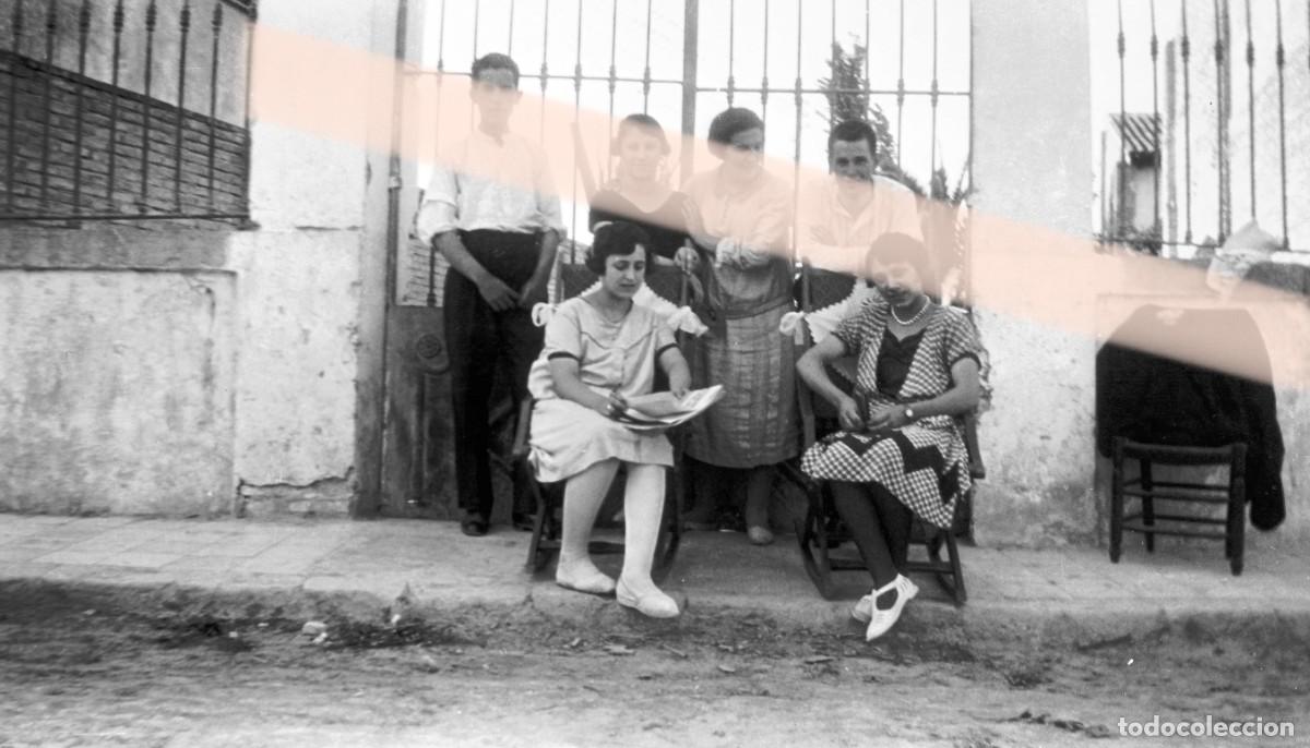 Fotograf&iacute;a antigua: Antiguo negativo de fotograf&iacute;a. J&oacute;venes reunidos mientras una mujer lee. A&ntilde;os 30