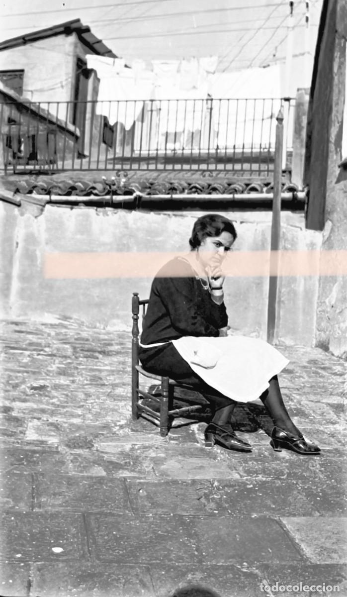 Fotograf&iacute;a antigua: Antiguo negativo de fotograf&iacute;a. Mujer sentada en una azotea. A&ntilde;os 30