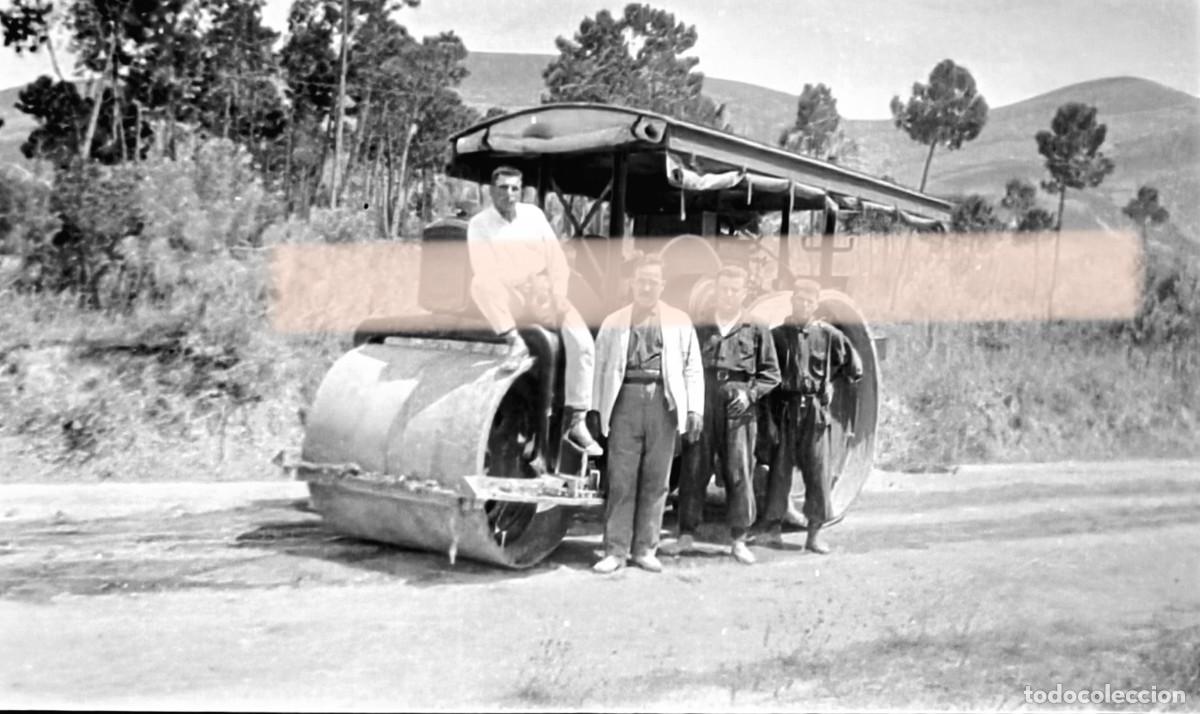 Fotograf&iacute;a antigua: Antiguo negativo de fotograf&iacute;a. Mujer sentada en una azotea. A&ntilde;os 30