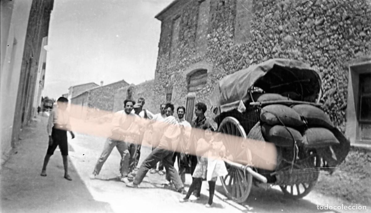 Fotograf&iacute;a antigua: Antiguo negativo de fotograf&iacute;a. Vecinos junto a un carro cargado de sacos. A&ntilde;os 30