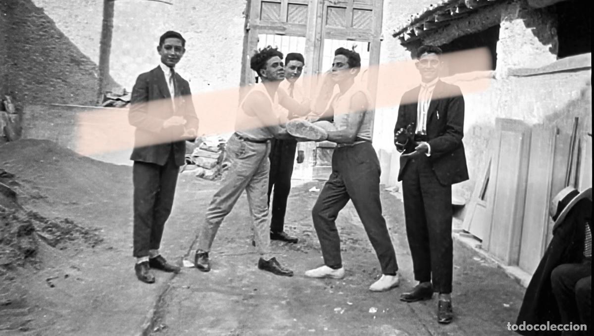 Fotograf&iacute;a antigua: Antiguo negativo de fotograf&iacute;a. J&oacute;venes bromeando durante una reuni&oacute;n en el pueblo. A&ntilde;os 30