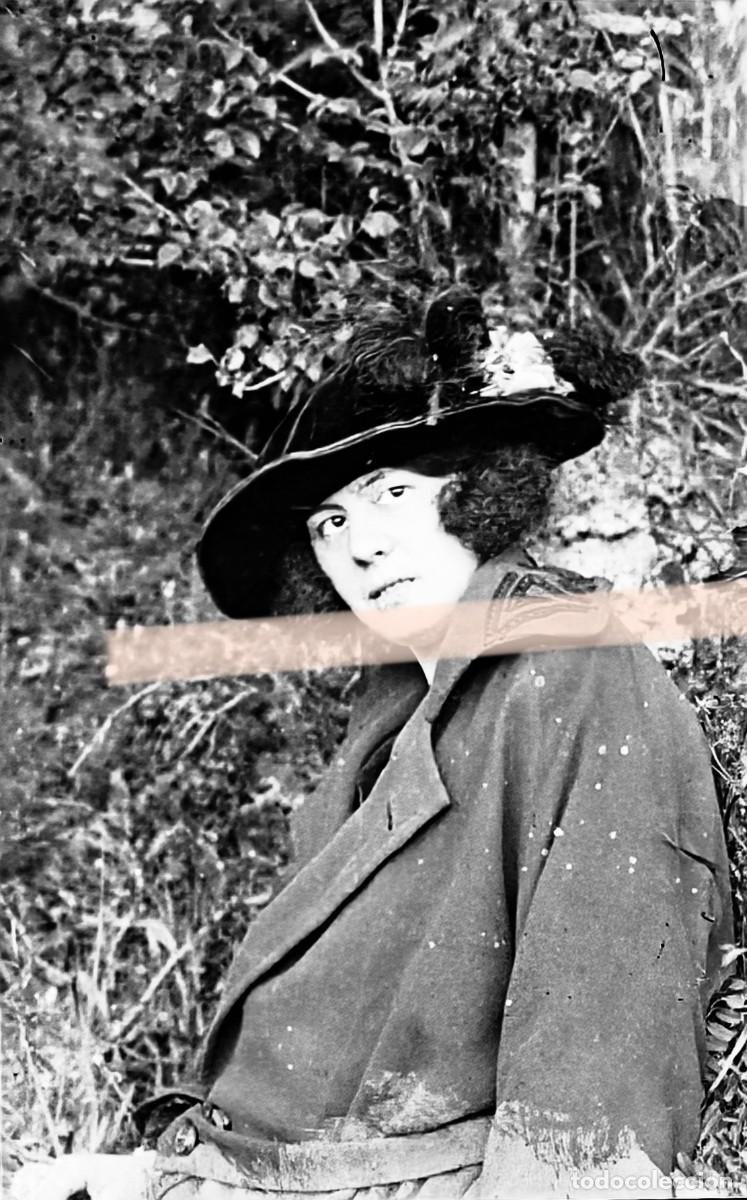 Fotograf&iacute;a antigua: Antiguo negativo de fotograf&iacute;a. Mujer con gran sombrero de plumas. A&ntilde;os 20/30