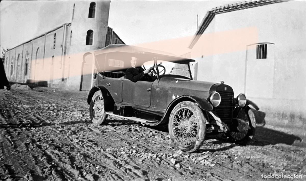 Fotograf&iacute;a antigua: Antigua fotograf&iacute;a. Conductor con autom&oacute;vil. A&ntilde;os 30