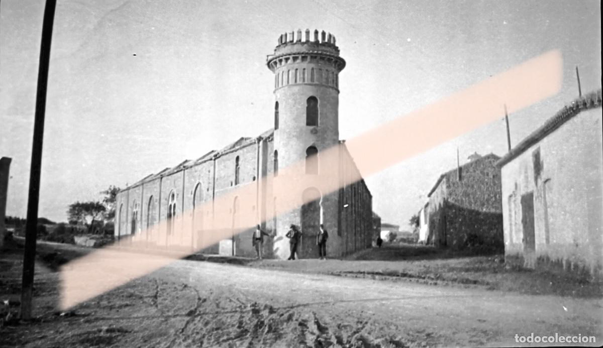 Fotograf&iacute;a antigua: Antigua fotograf&iacute;a. Edificio con torre almenada. A&ntilde;os 30