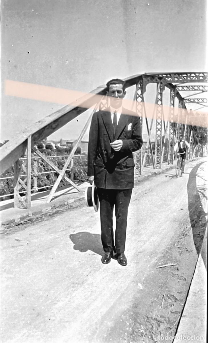 Fotograf&iacute;a antigua: Antigua fotograf&iacute;a. Hombre en puente met&aacute;lico con ciclista. A&ntilde;os 30