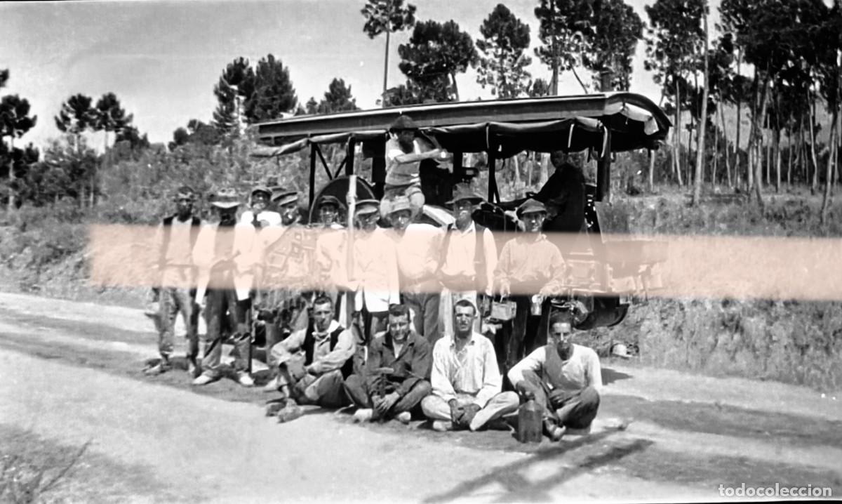 Fotograf&iacute;a antigua: Antiguo negativo de fotograf&iacute;a. Trabajadores junto a una apisonadora. A&ntilde;os 40/50