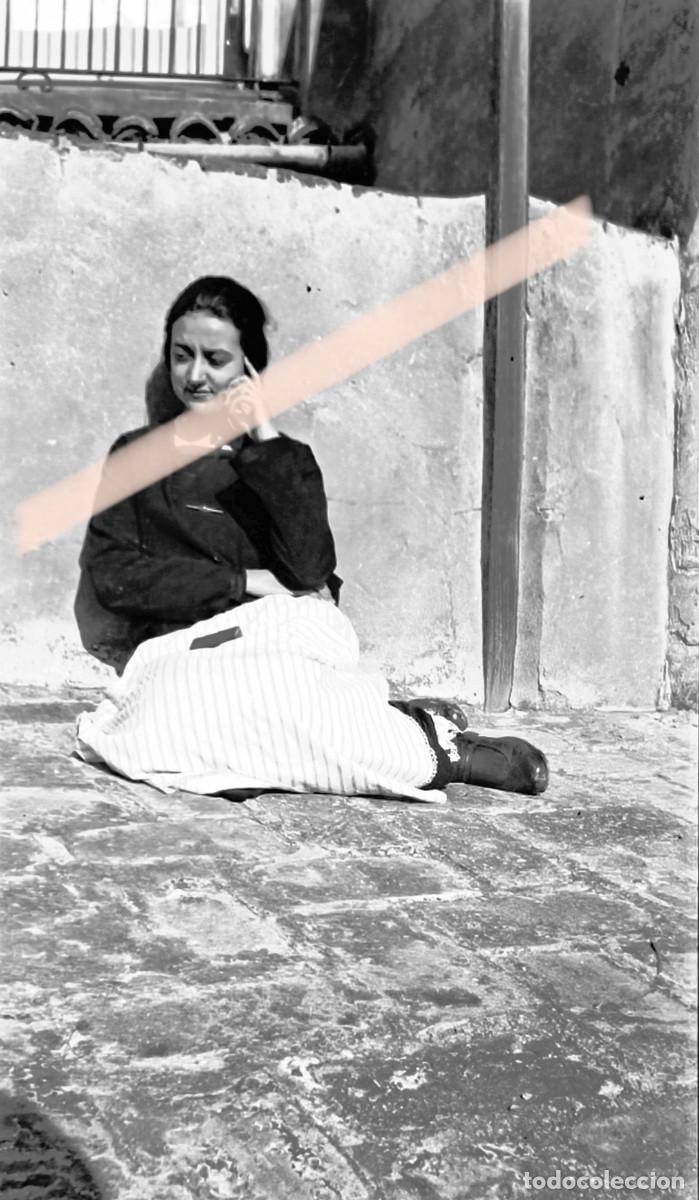 Fotograf&iacute;a antigua: Antigua fotograf&iacute;a. Joven sentada con delantal. A&ntilde;os 30