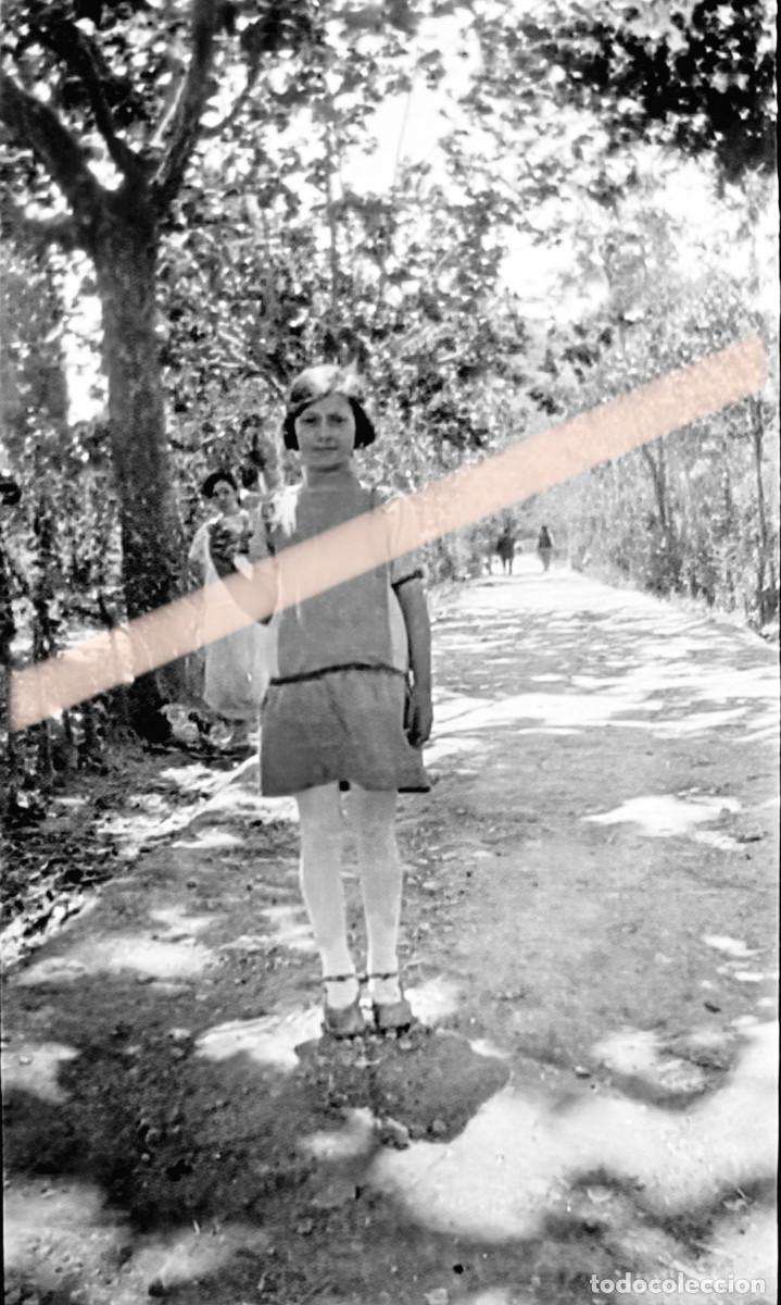 Fotograf&iacute;a antigua: Antigua fotograf&iacute;a. Ni&ntilde;a en camino arbolado. A&ntilde;os 30