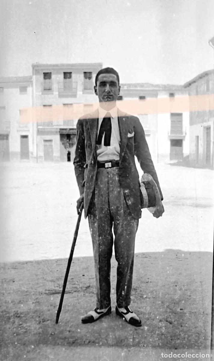 Fotograf&iacute;a antigua: Antigua fotograf&iacute;a. Caballero elegante con bast&oacute;n y sombrero. A&ntilde;os 30