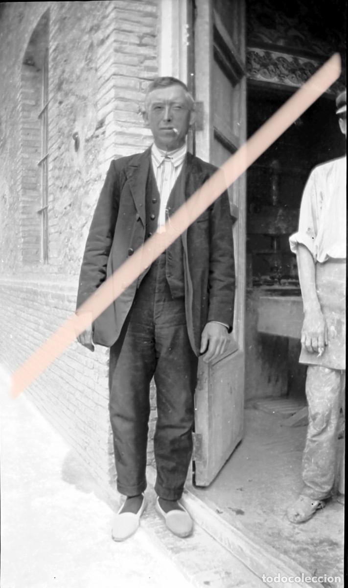 Fotograf&iacute;a antigua: Antigua fotograf&iacute;a. Hombre con traje y alpargatas. A&ntilde;os 30
