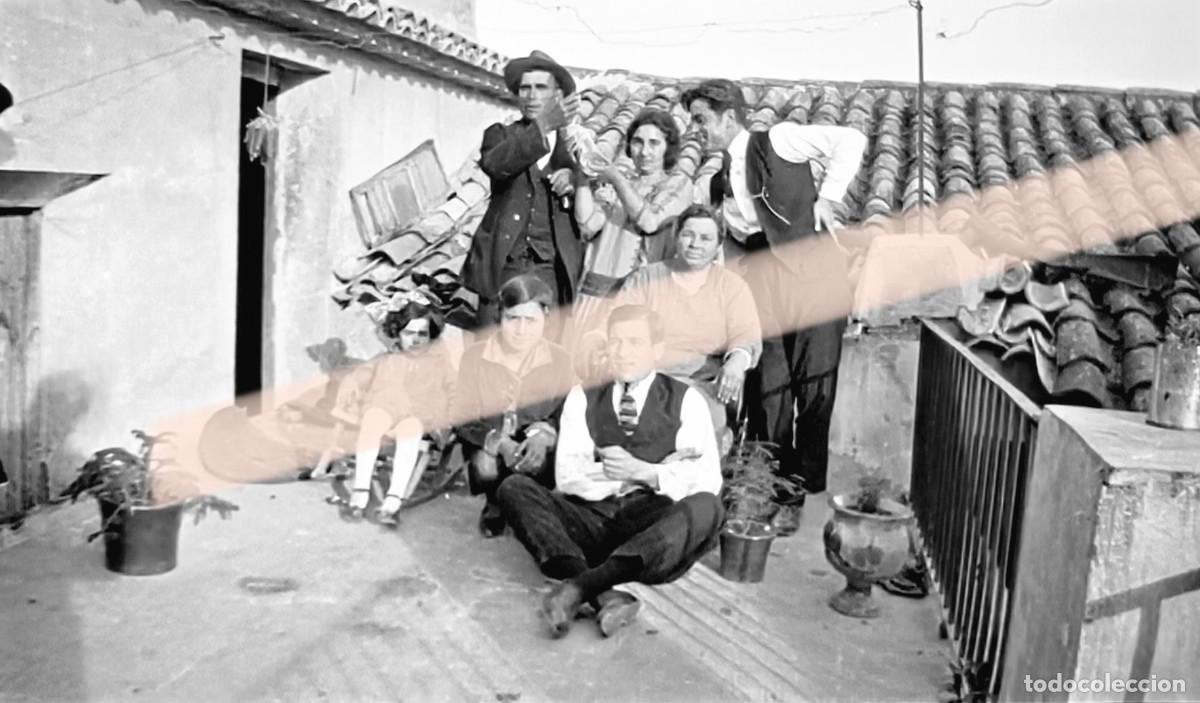 Fotograf&iacute;a antigua: Antigua fotograf&iacute;a. Reuni&oacute;n familiar en una azotea. A&ntilde;os 30