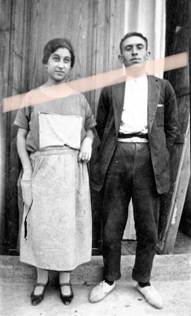 Fotograf&iacute;a antigua: Antigua fotograf&iacute;a. Joven pareja junto a una puerta. A&ntilde;os 30