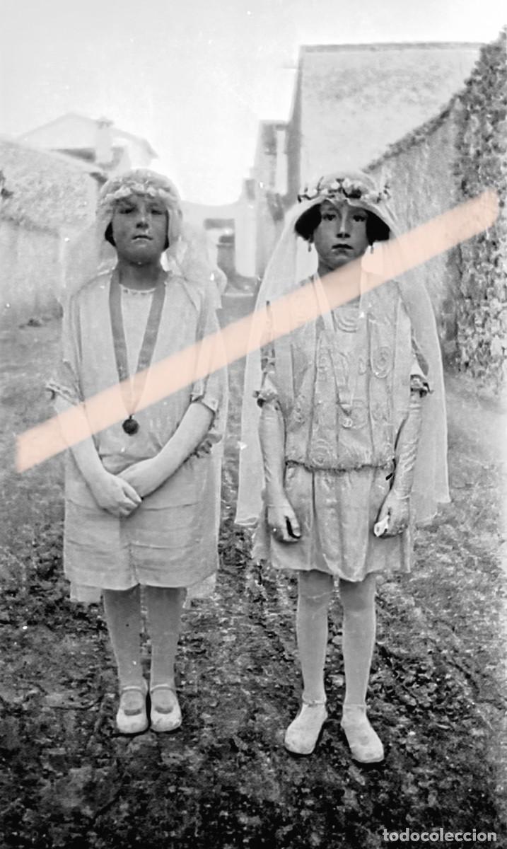 Fotograf&iacute;a antigua: Antigua fotograf&iacute;a. Dos ni&ntilde;as con tocados de flores y velos. A&ntilde;os 30