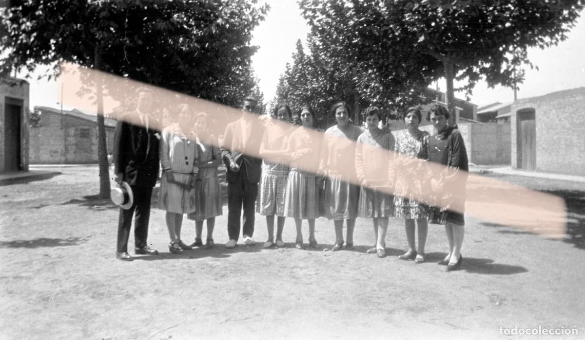 Fotograf&iacute;a antigua: Antigua fotograf&iacute;a. Grupo de hombres y mujeres en paseo arbolado. A&ntilde;os 30