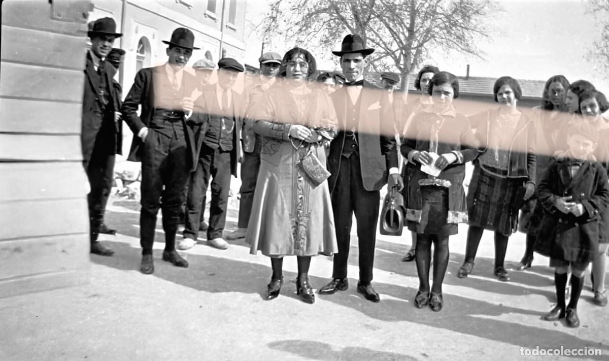 Fotograf&iacute;a antigua: Antigua fotograf&iacute;a. Grupo de hombres, mujeres y ni&ntilde;os vestidos de celebraci&oacute;n. A&ntilde;os 20-30