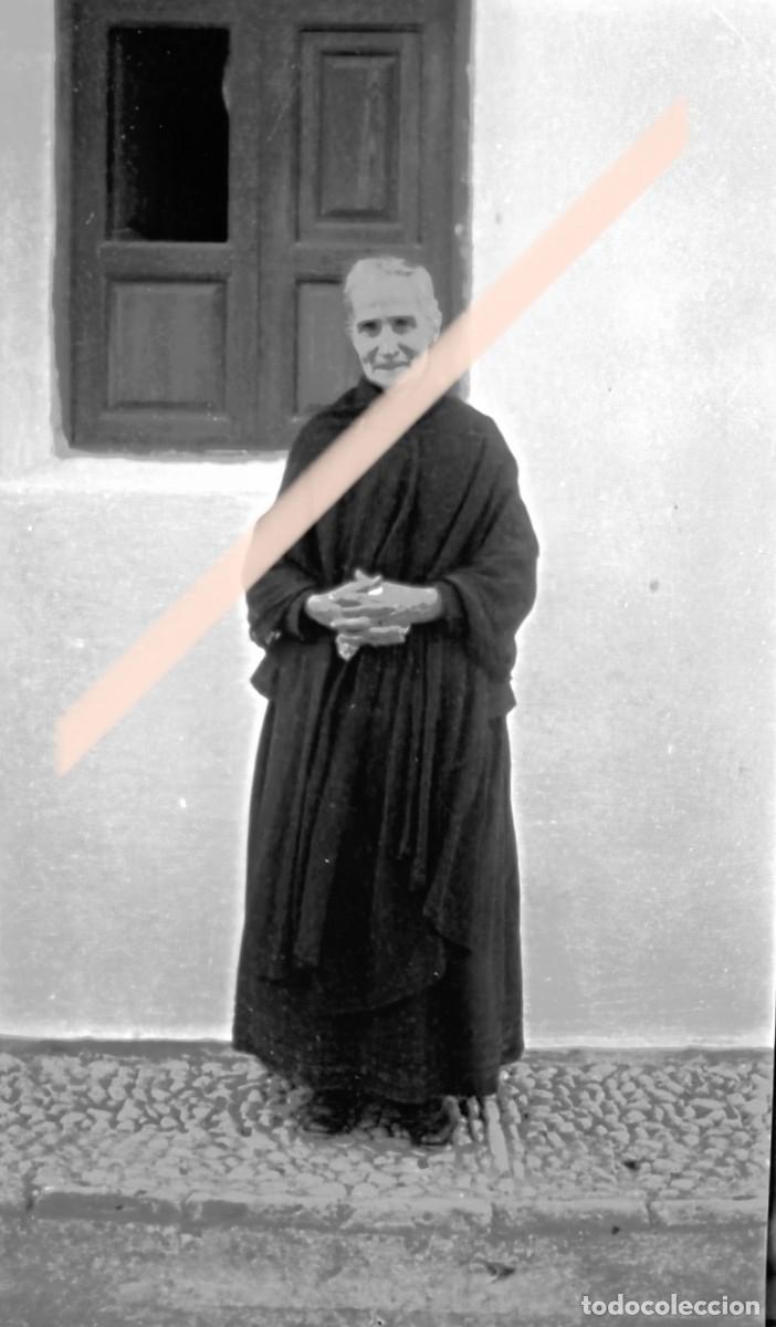 Fotograf&iacute;a antigua: Antigua fotograf&iacute;a. Anciana con indumentaria tradicional ante una casa. A&ntilde;os 20-30
