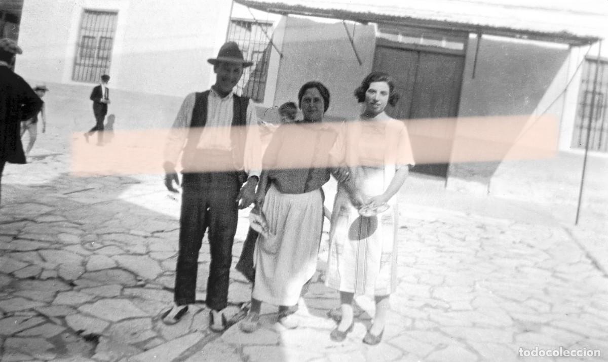 Fotograf&iacute;a antigua: Antigua fotograf&iacute;a. Hombre con sombrero y dos mujeres posando en un patio. A&ntilde;os 30