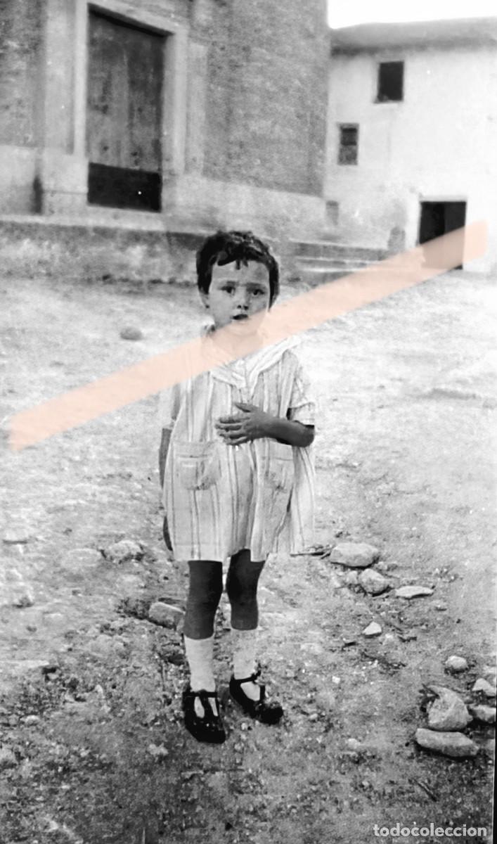 Fotograf&iacute;a antigua: Antigua fotograf&iacute;a. Ni&ntilde;a posando ante antiguas casas de pueblo. A&ntilde;os 30
