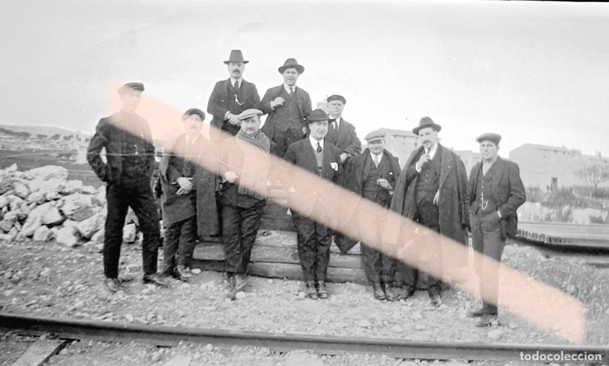 Fotograf&iacute;a antigua: Antigua fotograf&iacute;a. Grupo de hombres junto a las v&iacute;as del tren. A&ntilde;os 30
