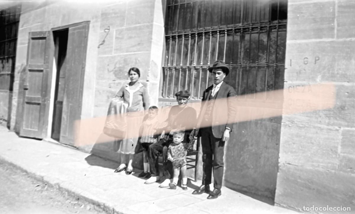 Fotograf&iacute;a antigua: Antigua fotograf&iacute;a. Grupo familiar ante una vivienda. A&ntilde;os 30
