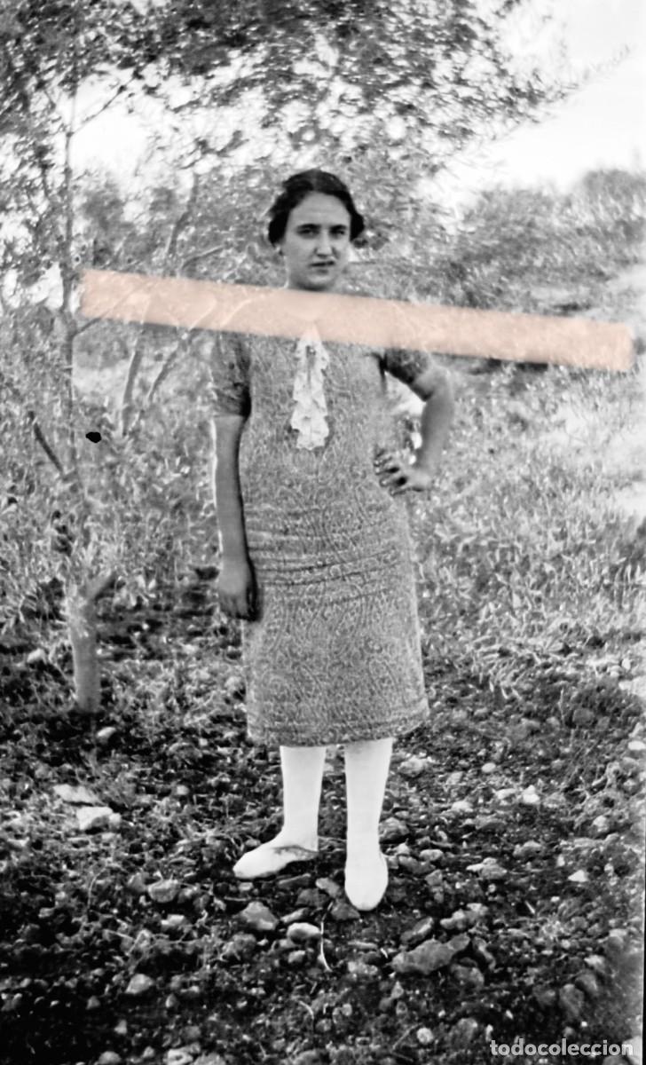 Fotograf&iacute;a antigua: Antigua fotograf&iacute;a. Joven posando en el campo. A&ntilde;os 30