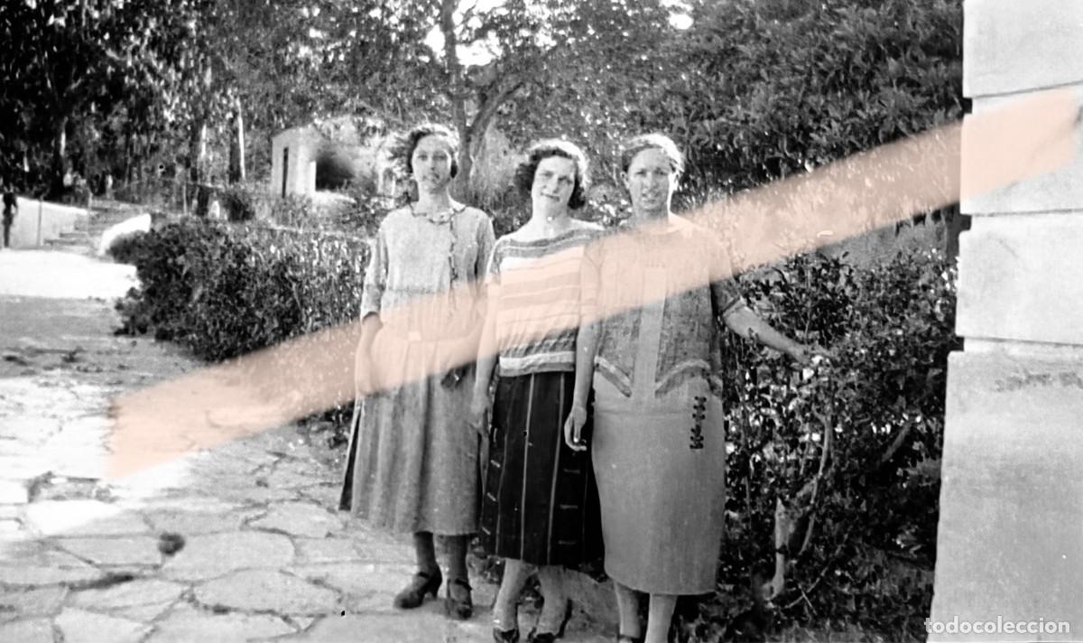 Fotograf&iacute;a antigua: Antigua fotograf&iacute;a. Tres chicas en un jard&iacute;n. A&ntilde;os 30