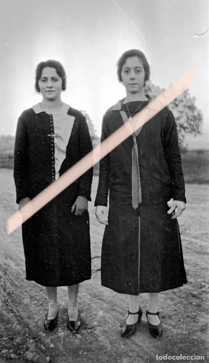 Fotograf&iacute;a antigua: Antigua fotograf&iacute;a. Dos j&oacute;venes con vestidos de &eacute;poca. A&ntilde;os 30