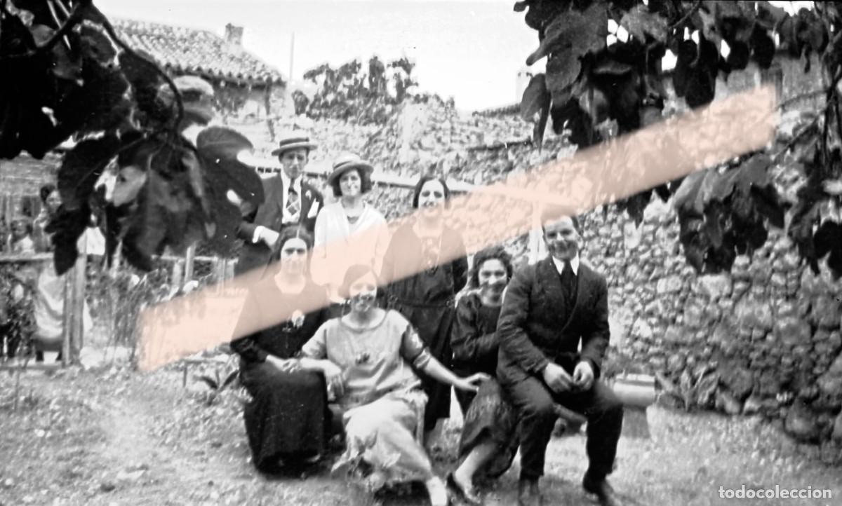 Fotograf&iacute;a antigua: Antigua fotograf&iacute;a. Grupo de hombres y mujeres en ambiente rural. A&ntilde;os 30