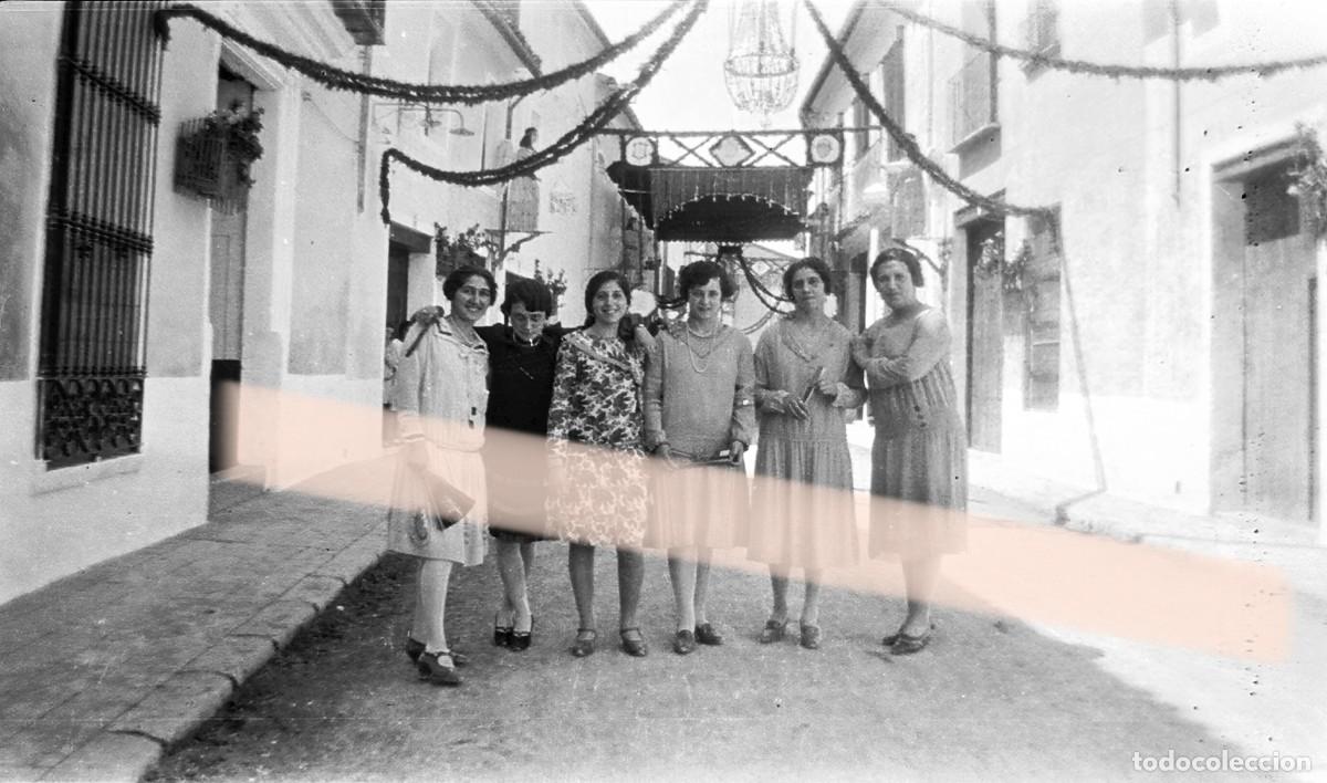 Fotograf&iacute;a antigua: Antigua fotograf&iacute;a. Mujeres en una calle engalanada para fiestas. A&ntilde;os 30