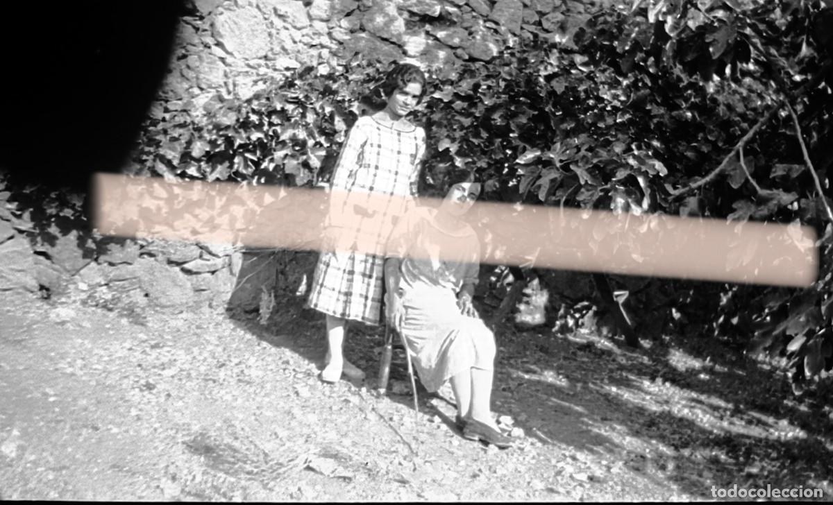 Fotograf&iacute;a antigua: Antigua fotograf&iacute;a. Dos j&oacute;venes posando en un jard&iacute;n. A&ntilde;os 30
