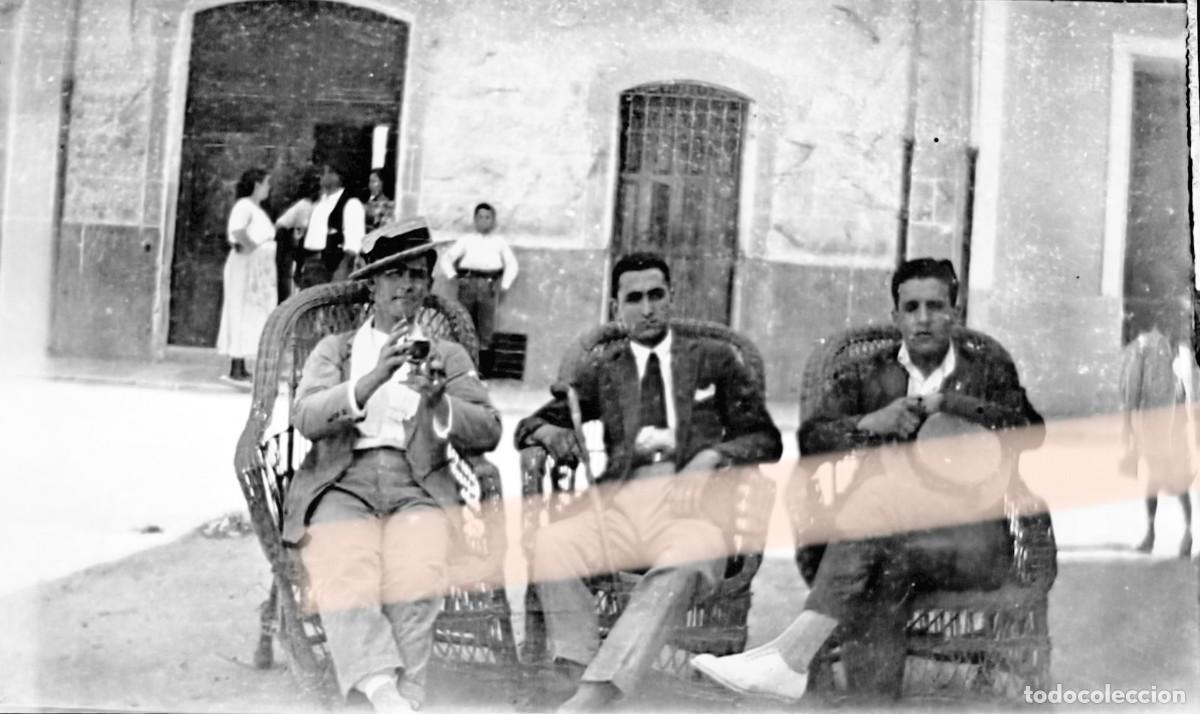 Fotograf&iacute;a antigua: Antigua fotograf&iacute;a. Tres hombres sentados en sillones de mimbre. A&ntilde;os 30