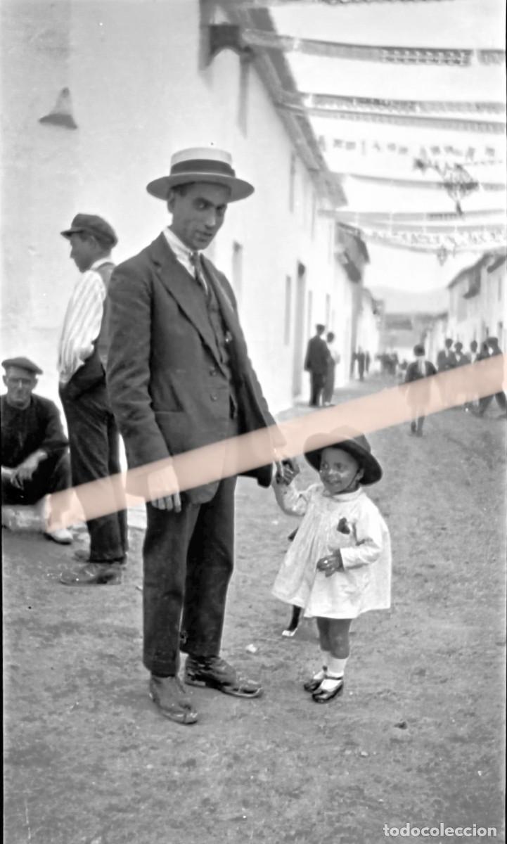 Fotograf&iacute;a antigua: Antigua fotograf&iacute;a. Hombre con ni&ntilde;o en calle engalanada durante las fiestas. A&ntilde;os 30