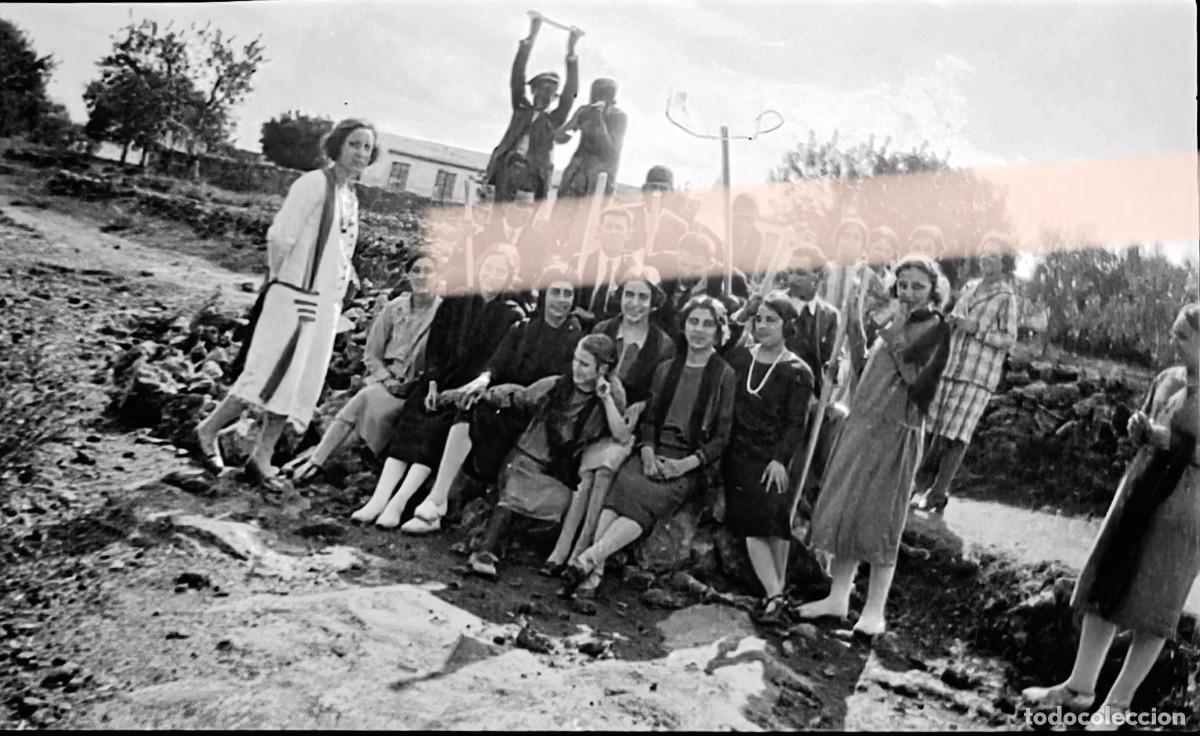 Fotograf&iacute;a antigua: Antigua fotograf&iacute;a. Gran grupo de hombres y mujeres posando en el campo. A&ntilde;os 30