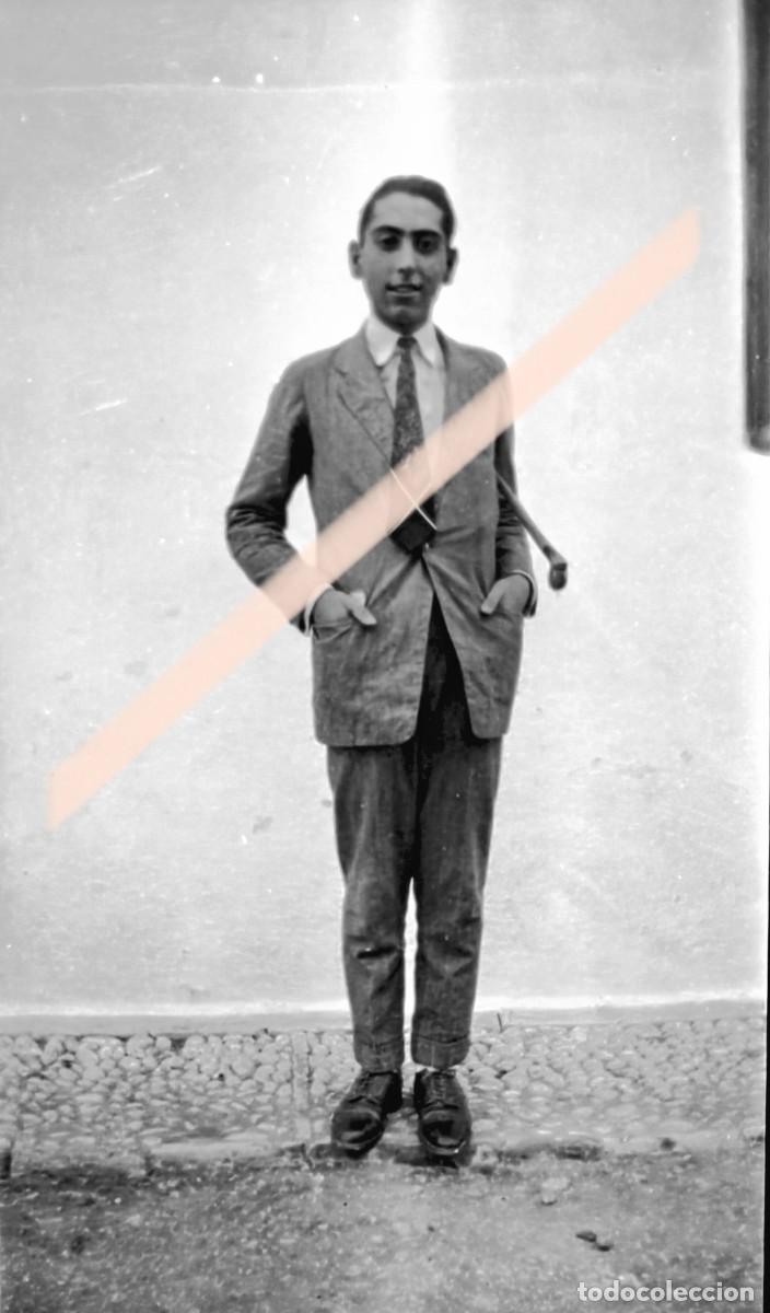 Fotograf&iacute;a antigua: Antigua fotograf&iacute;a. Joven vestido con traje posando en la calle. A&ntilde;os 30