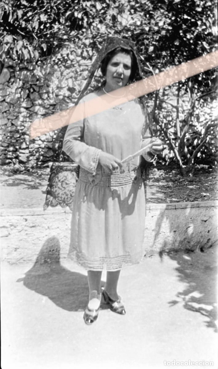 Fotograf&iacute;a antigua: Antigua fotograf&iacute;a. Mujer con mant&oacute;n posando en un patio. A&ntilde;os 30