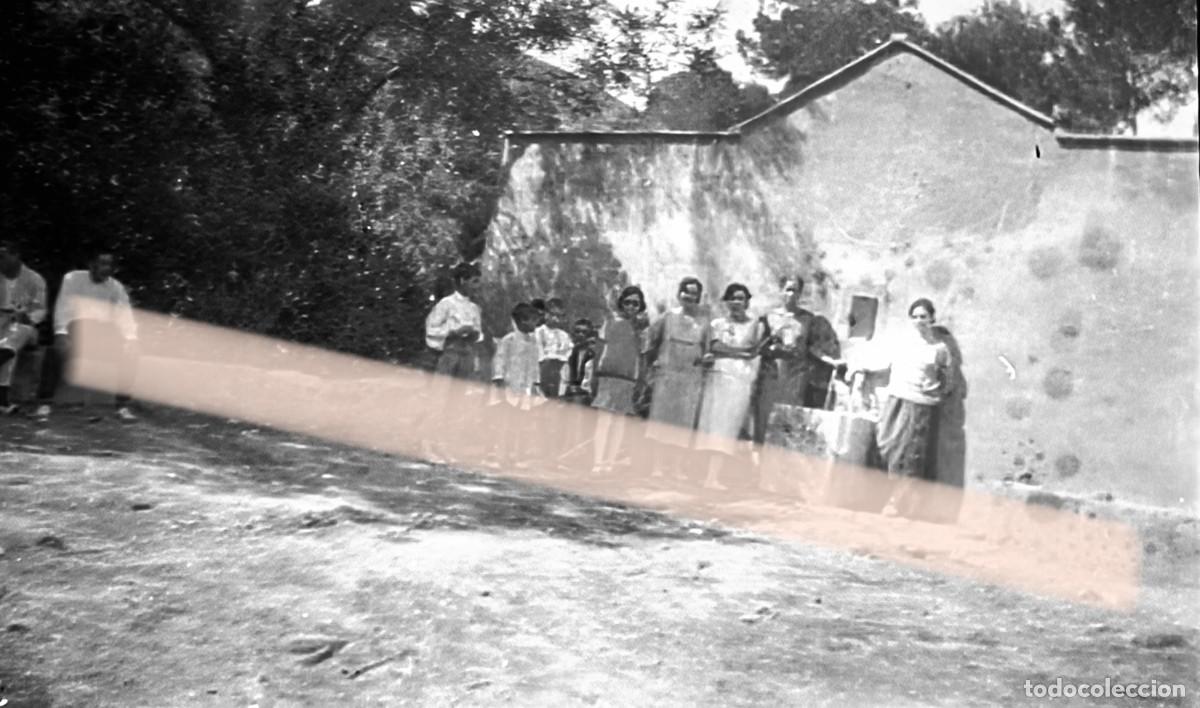Fotograf&iacute;a antigua: Antigua fotograf&iacute;a. Mujeres y ni&ntilde;os reunidos junto a una fuente rural. A&ntilde;os 30