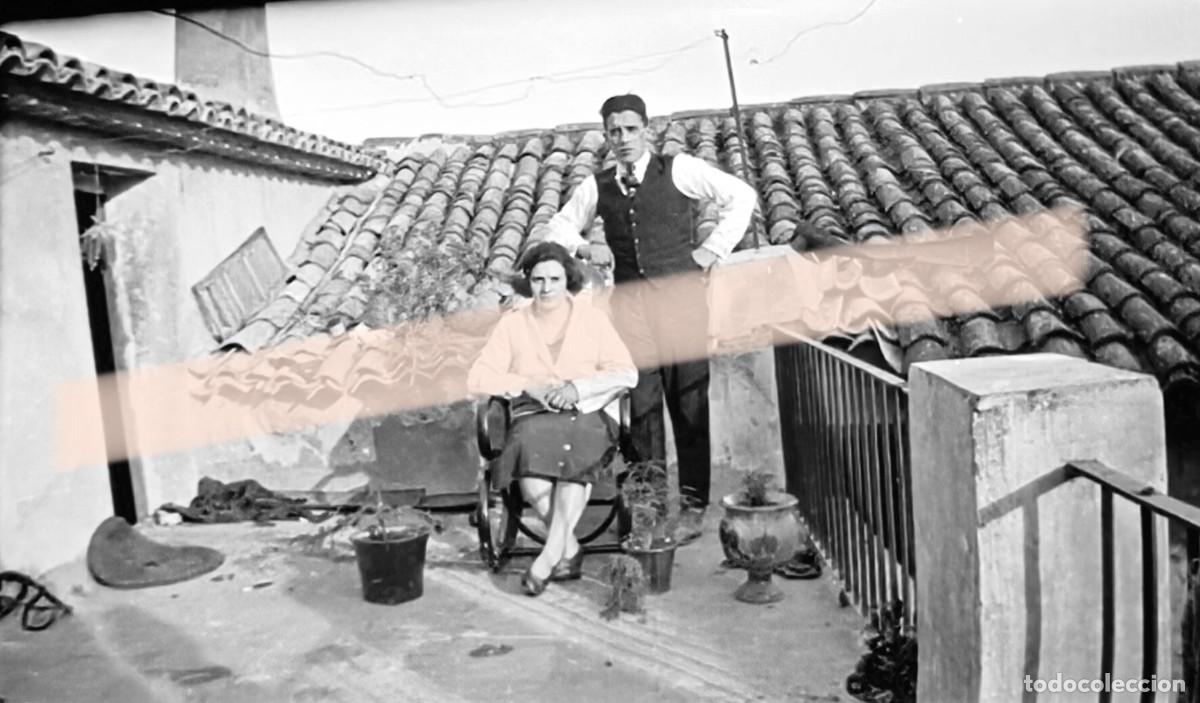Fotograf&iacute;a antigua: Antigua fotograf&iacute;a. Pareja posando en una azotea entre tejados. A&ntilde;os 30